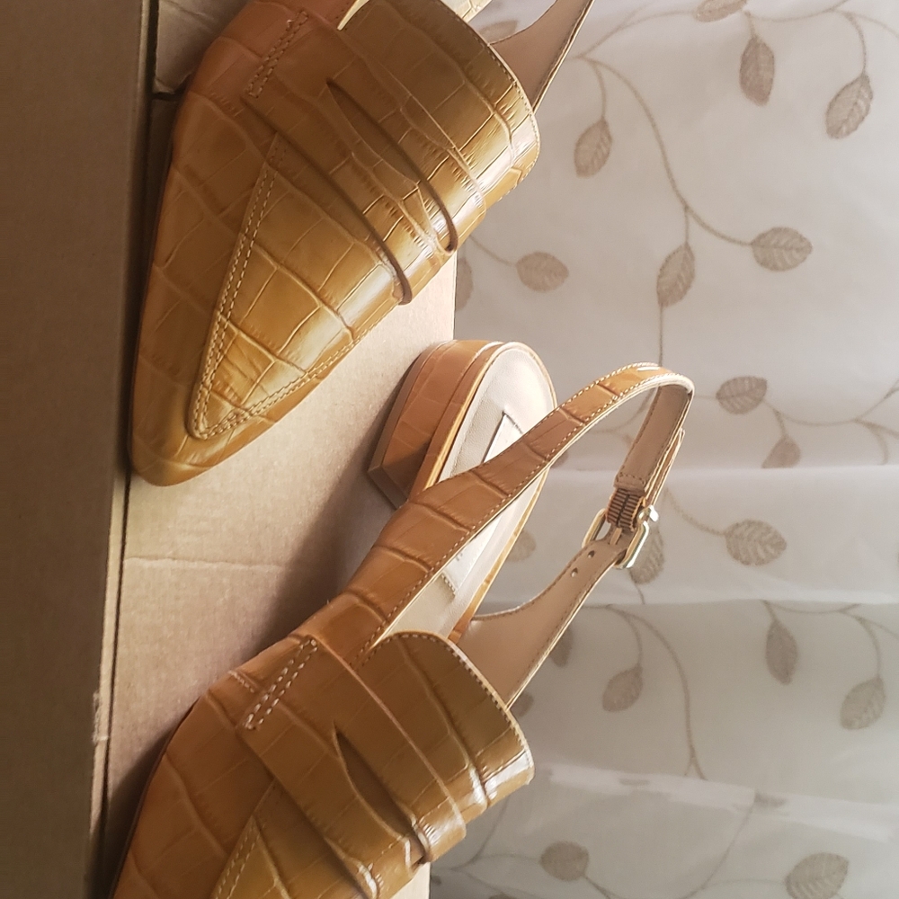 NWOT ANTONIO MELANI Tan Flats
